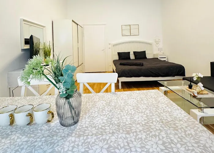 Cozy 15 Min From Rathausplatz Apartment *